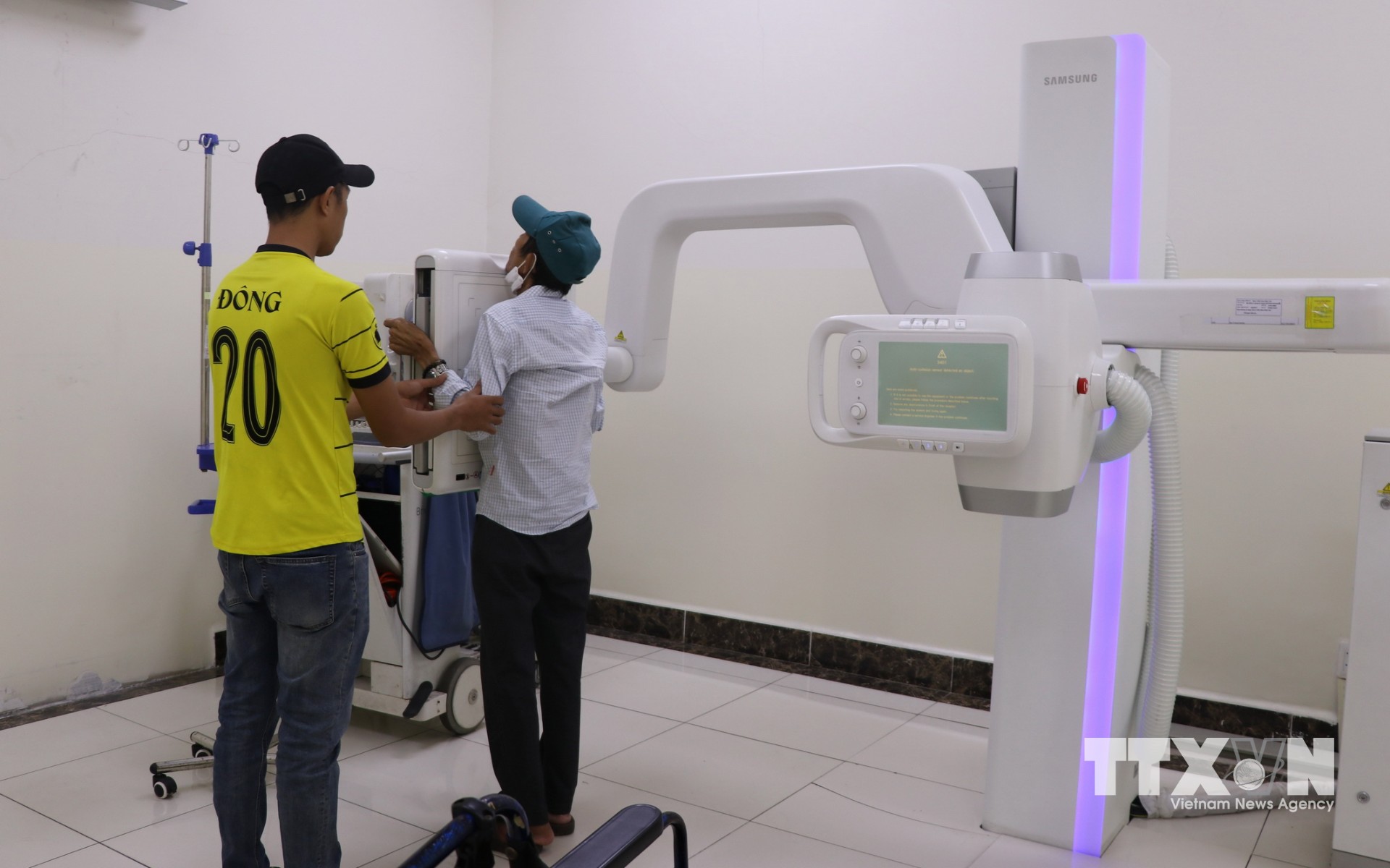 Máy X-quang được ứng dụng năng lượng nguyên tử giúp quan sát rõ cấu trúc và những tổn thương nằm sâu bên trong cơ thể bệnh nhân mà mắt thường không nhìn thấy được. (Ảnh: Lê Xuân/TTXVN)